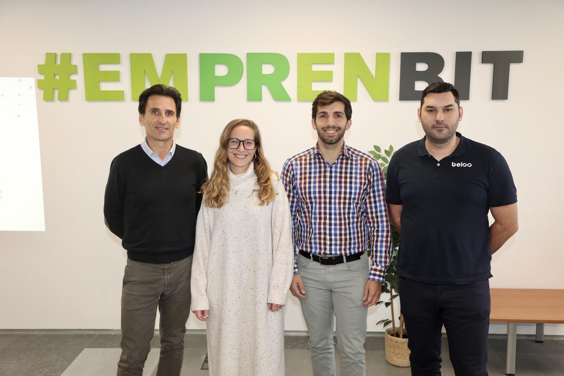 Rafa Soler, técnico de soporte de base tecnológica en la Fundació BIT, junto a algunos de los participantes de la categoría Sprint