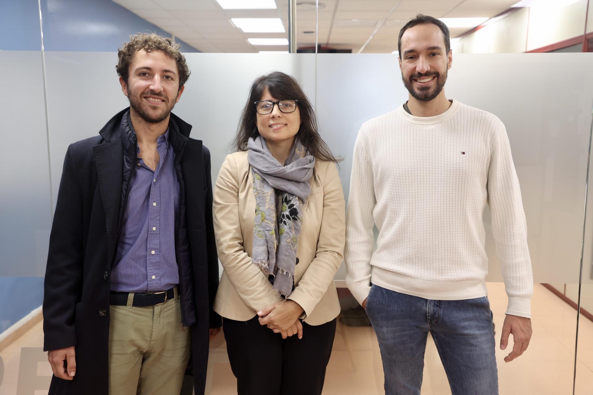Eugenio Cutolo y Marco Signaroli, dos de los fundadores de InformIA, junto a Natalia Maroto, mentora del proyecto