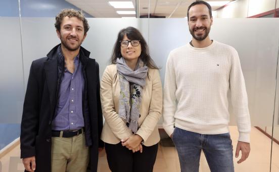 Eugenio Cutolo y Marco Signaroli, dos de los fundadores de InformIA, junto a Natalia Maroto, mentora del proyecto