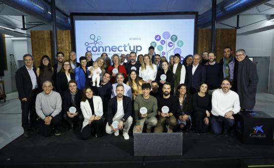 Foto familia de finalistas y ganadores, con el equipo que apoyó la pasada edición
